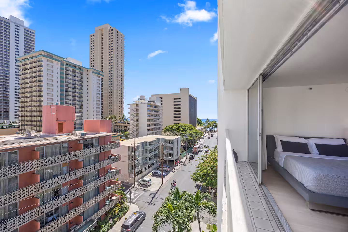 Stunning & Elegant Waikiki Studio *NEAR BEACH! *