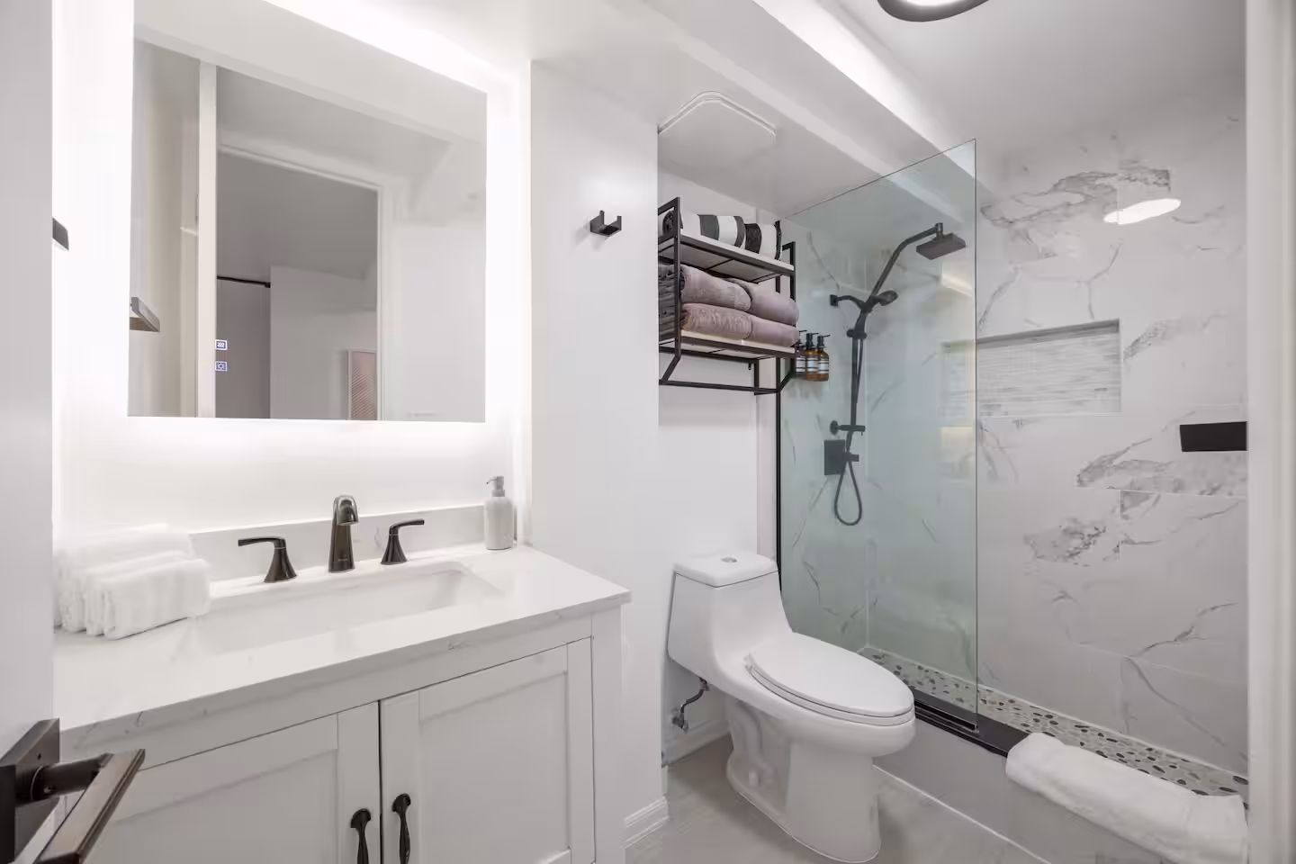Stunning & Elegant Waikiki Studio *NEAR BEACH! *