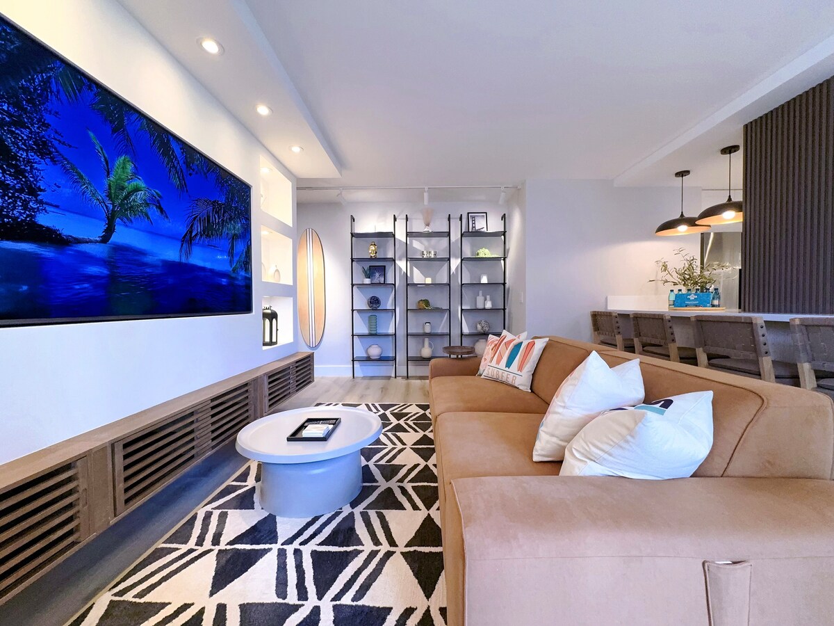 Ultra Modern-Waikiki Beach-Rare 2BR/2BTH/Parking!