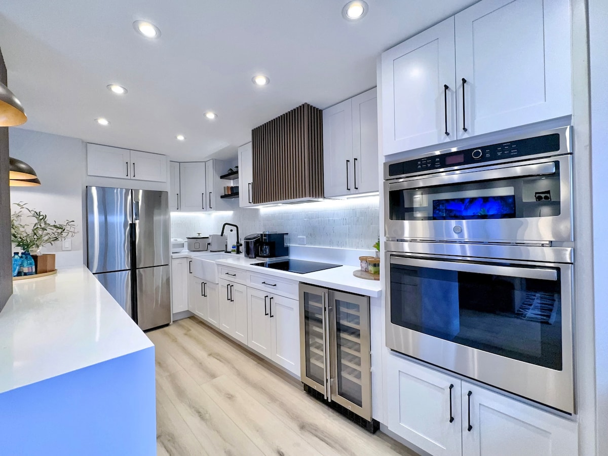 Ultra Modern-Waikiki Beach-Rare 2BR/2BTH/Parking!