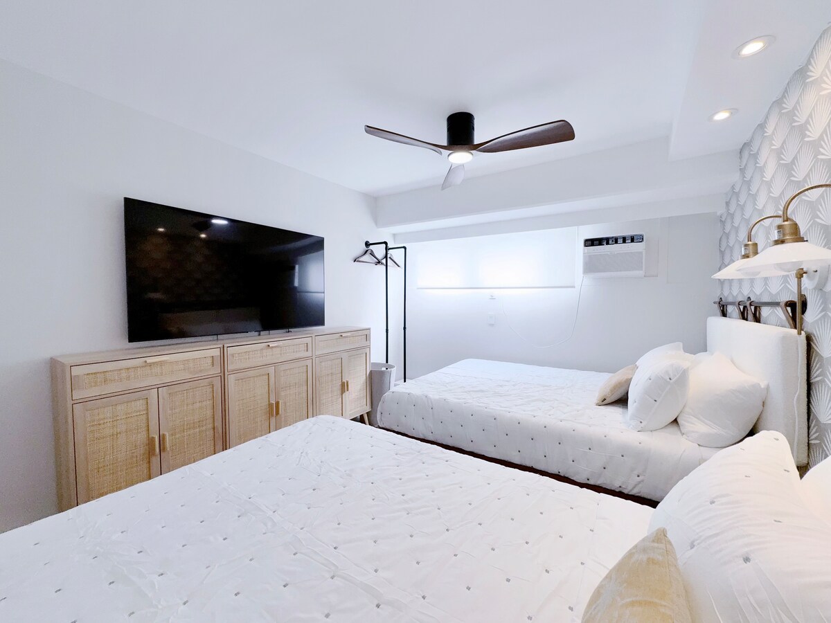 Ultra Modern-Waikiki Beach-Rare 2BR/2BTH/Parking!