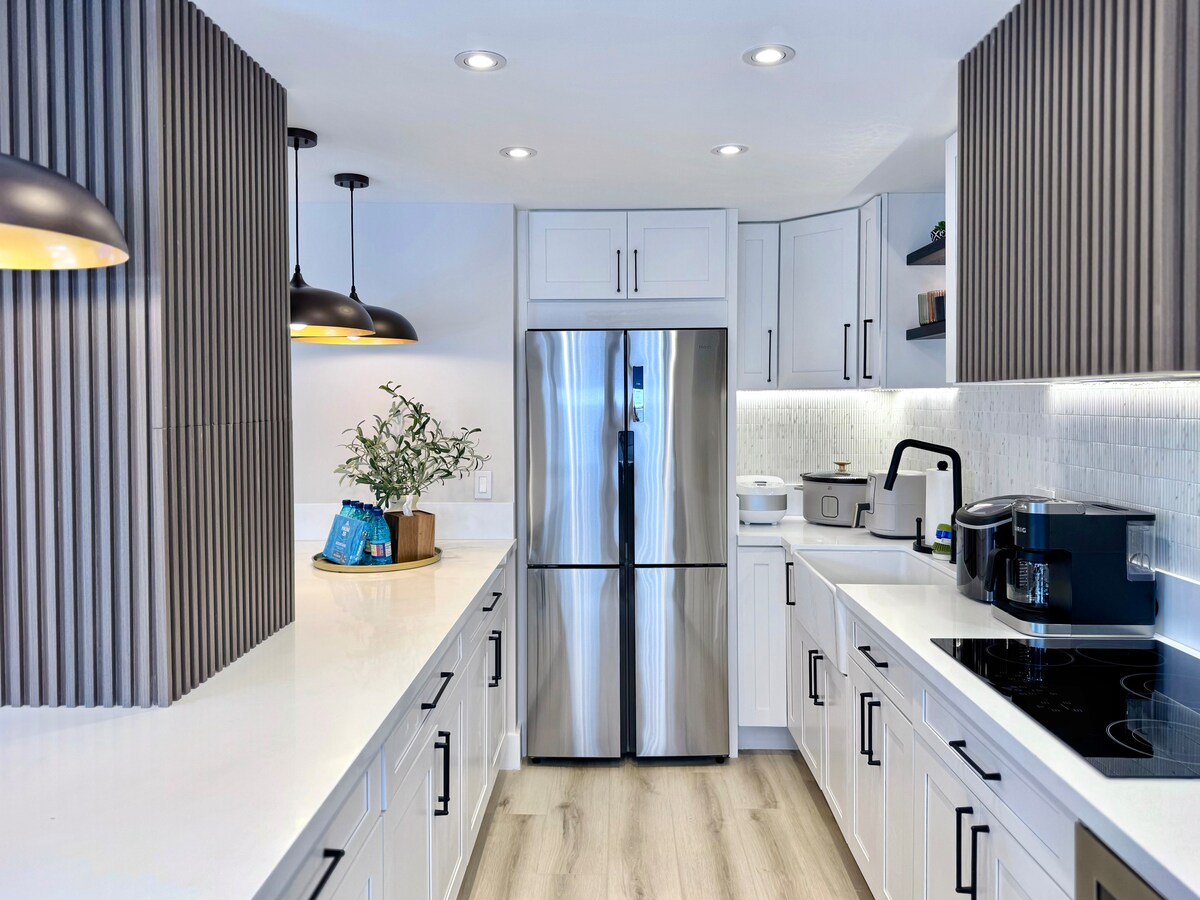 Ultra Modern-Waikiki Beach-Rare 2BR/2BTH/Parking!