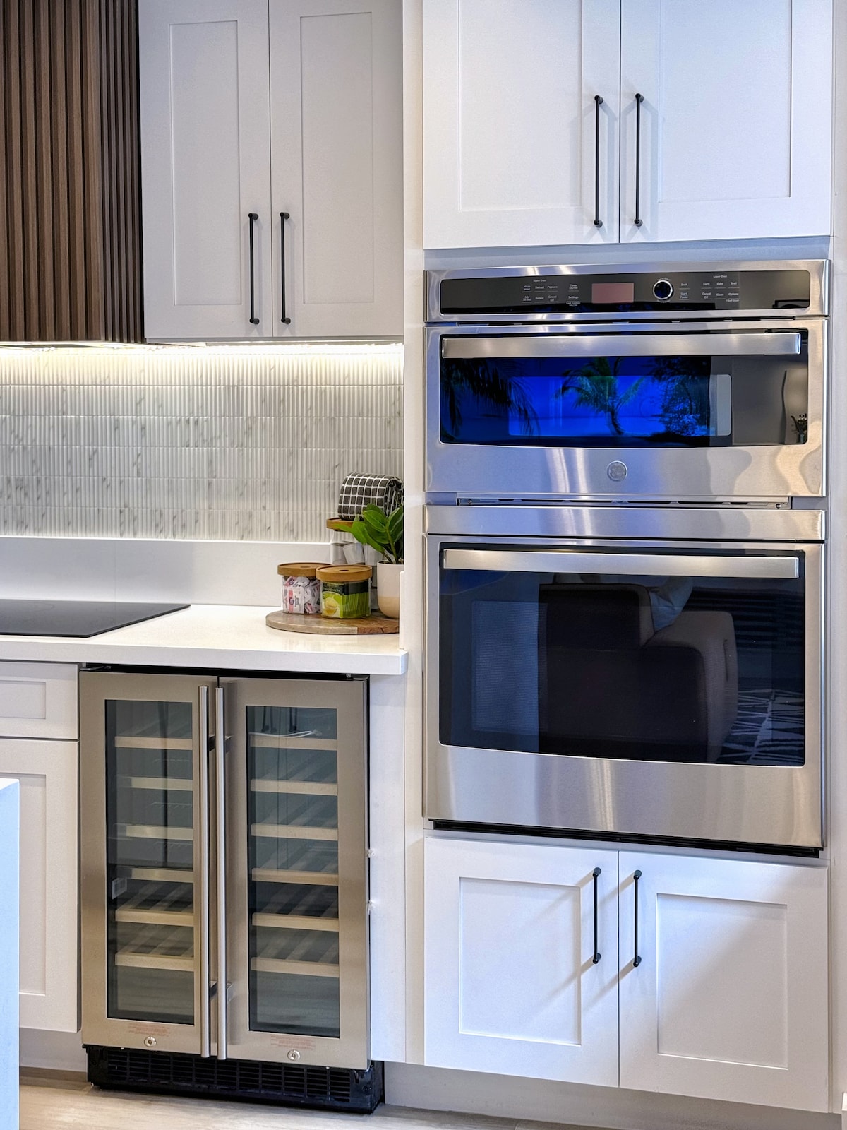 Ultra Modern-Waikiki Beach-Rare 2BR/2BTH/Parking!