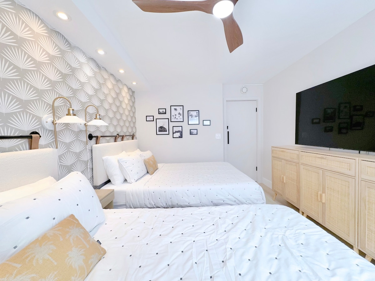 Ultra Modern-Waikiki Beach-Rare 2BR/2BTH/Parking!