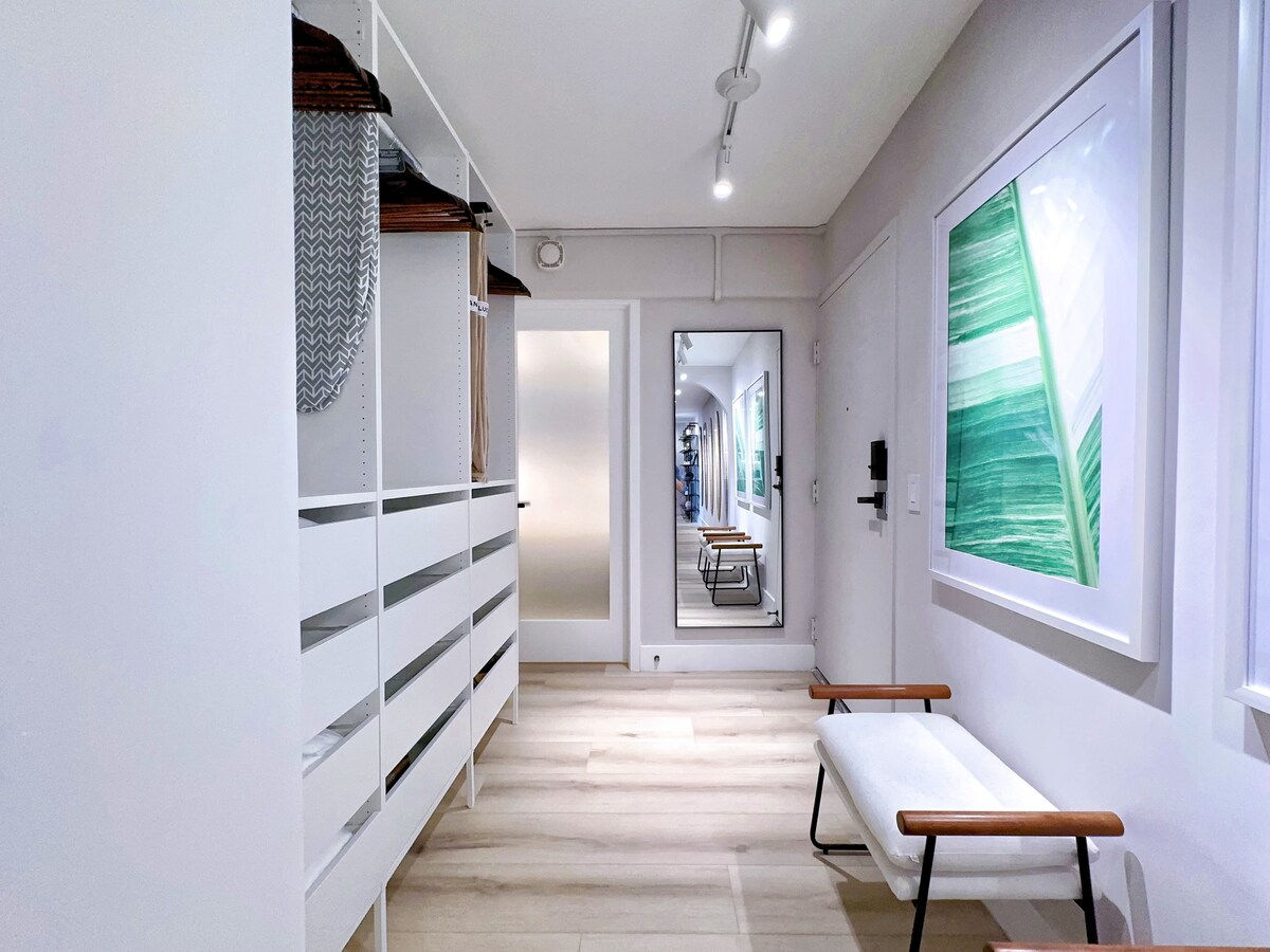 Ultra Modern-Waikiki Beach-Rare 2BR/2BTH/Parking!