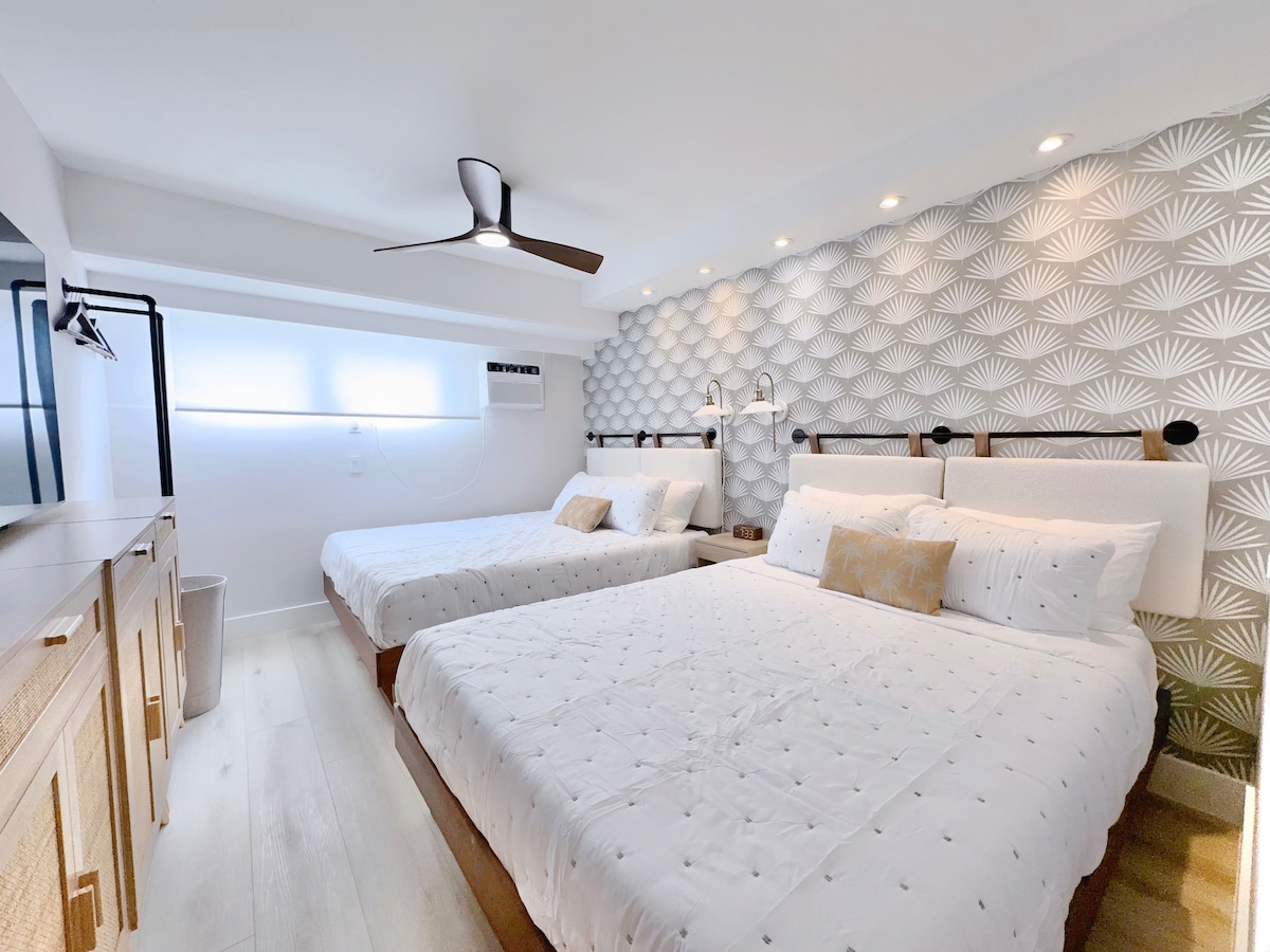 Ultra Modern-Waikiki Beach-Rare 2BR/2BTH/Parking!