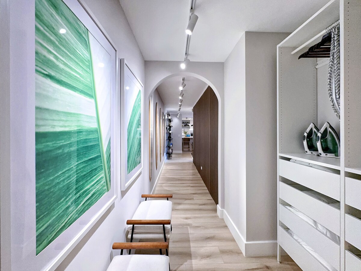 Ultra Modern-Waikiki Beach-Rare 2BR/2BTH/Parking!