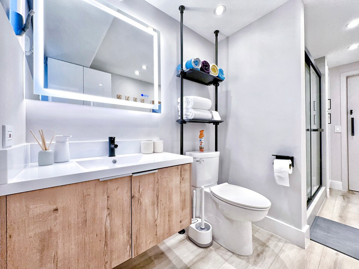Ultra Modern-Waikiki Beach-Rare 2BR/2BTH/Parking!