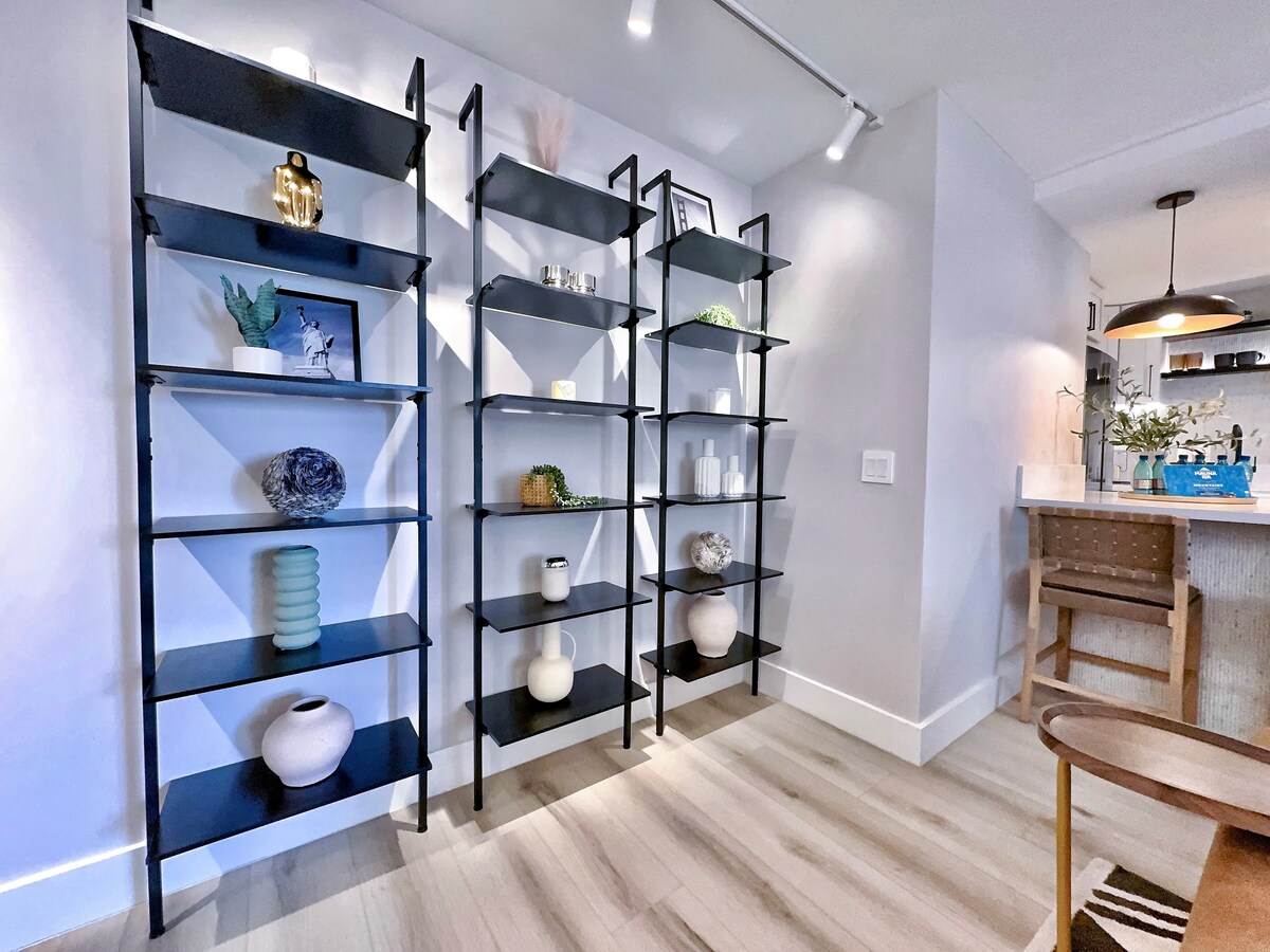 Ultra Modern-Waikiki Beach-Rare 2BR/2BTH/Parking!