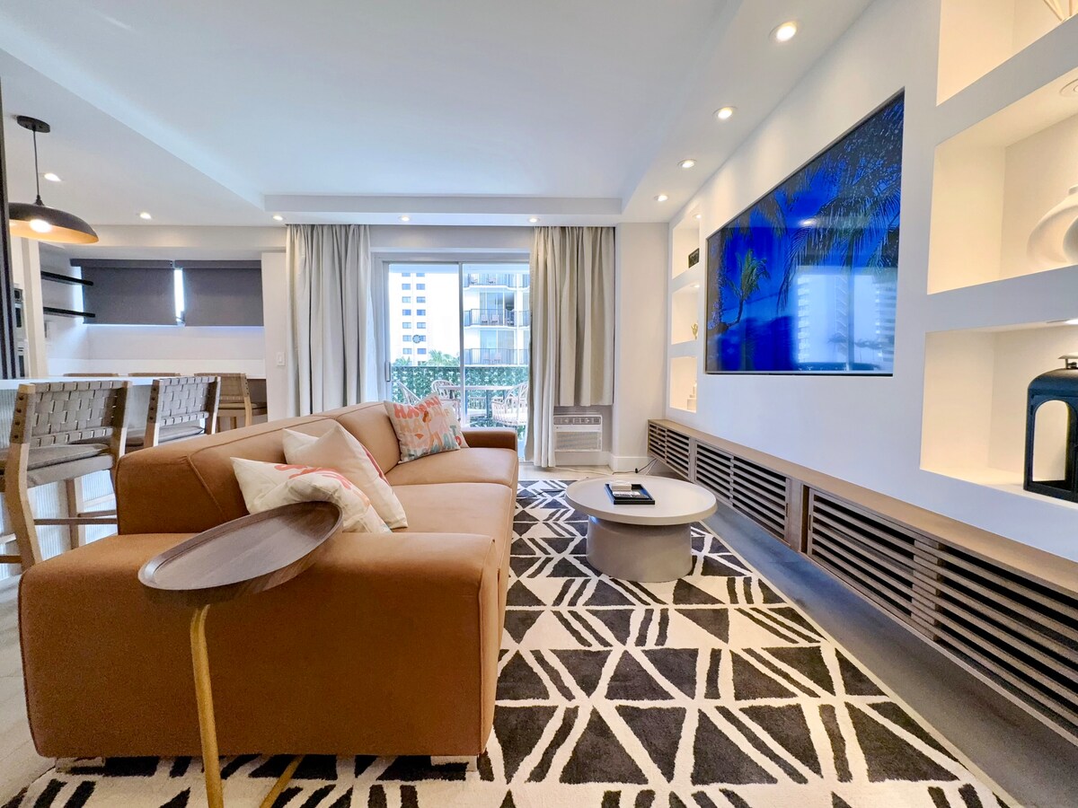 Ultra Modern-Waikiki Beach-Rare 2BR/2BTH/Parking!
