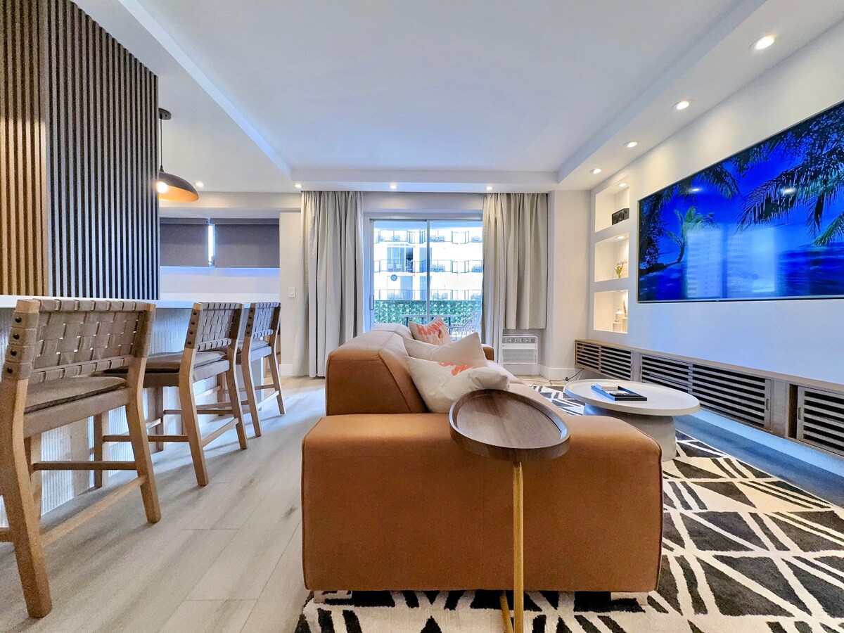 Ultra Modern-Waikiki Beach-Rare 2BR/2BTH/Parking!