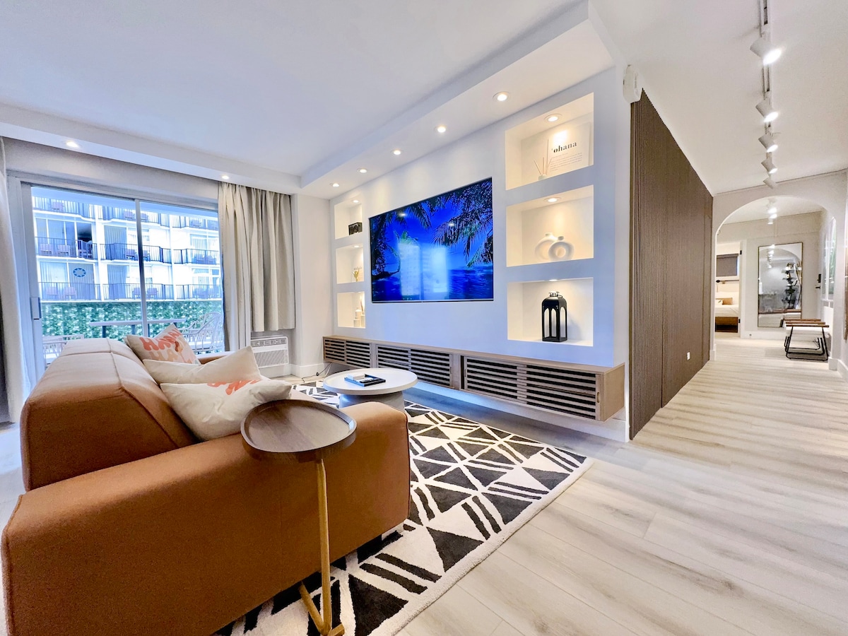 Ultra Modern-Waikiki Beach-Rare 2BR/2BTH/Parking!