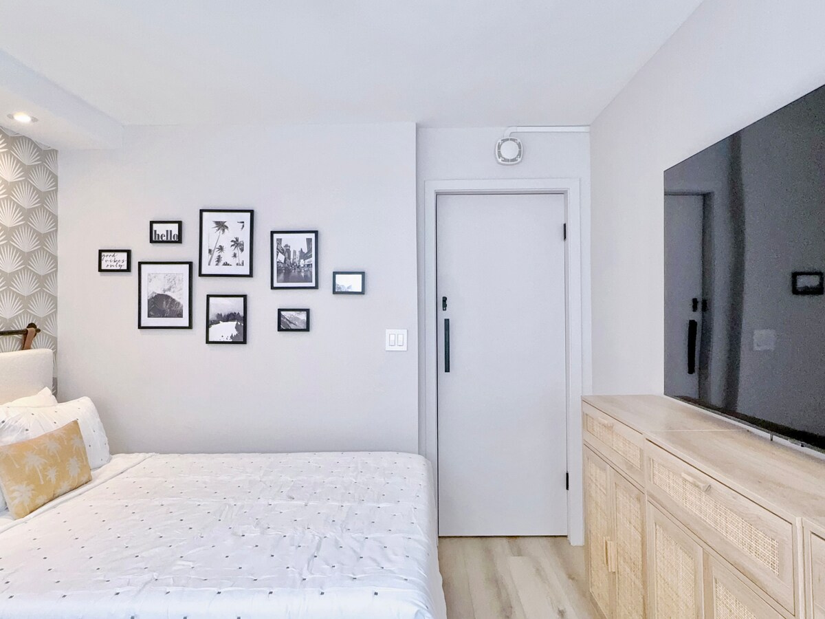 Ultra Modern-Waikiki Beach-Rare 2BR/2BTH/Parking!