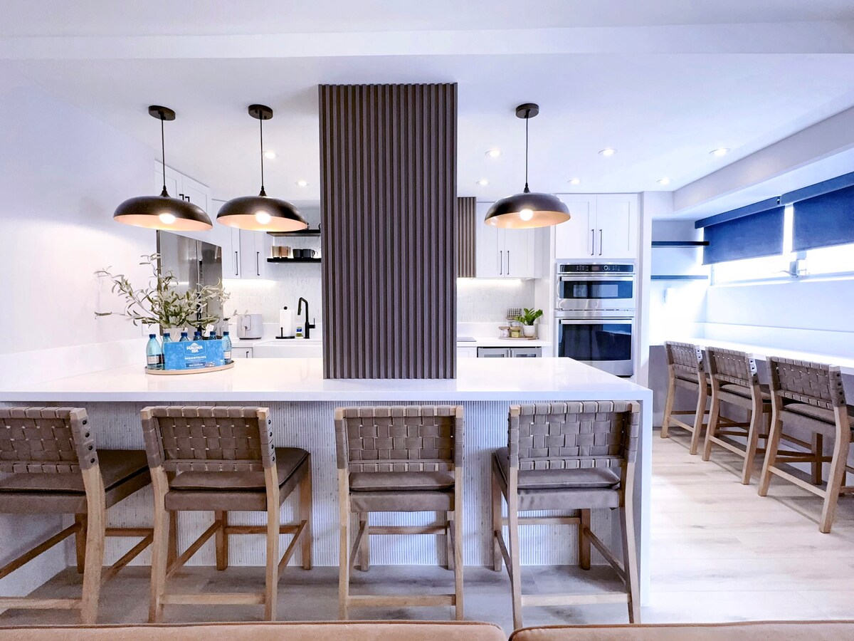 Ultra Modern-Waikiki Beach-Rare 2BR/2BTH/Parking!