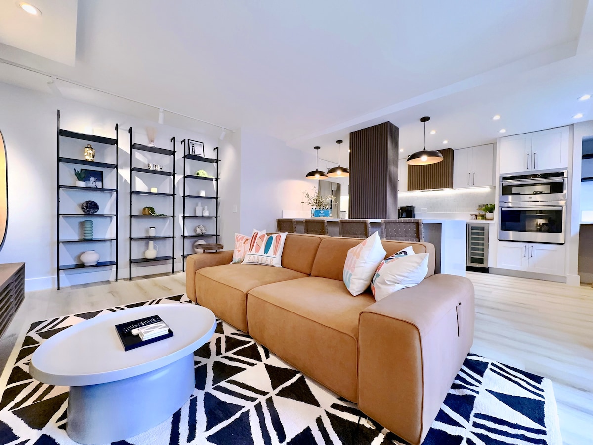 Ultra Modern-Waikiki Beach-Rare 2BR/2BTH/Parking!