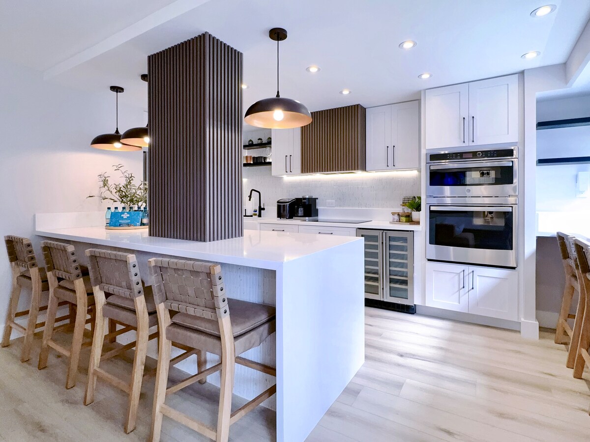 Ultra Modern-Waikiki Beach-Rare 2BR/2BTH/Parking!
