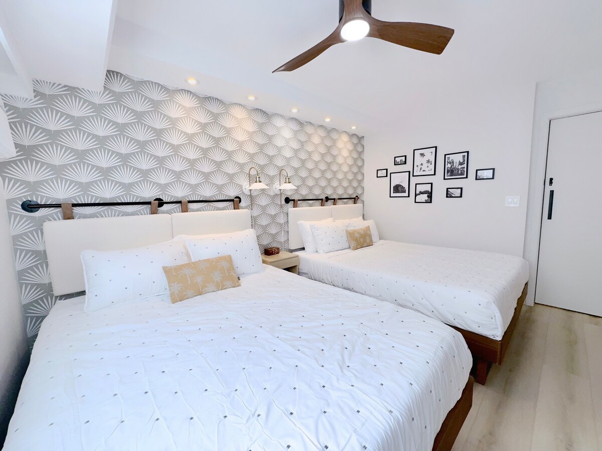 Ultra Modern-Waikiki Beach-Rare 2BR/2BTH/Parking!