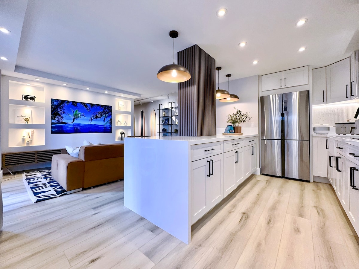 Ultra Modern-Waikiki Beach-Rare 2BR/2BTH/Parking!