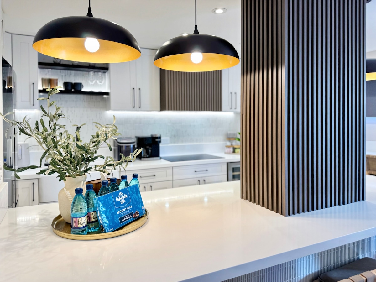 Ultra Modern-Waikiki Beach-Rare 2BR/2BTH/Parking!