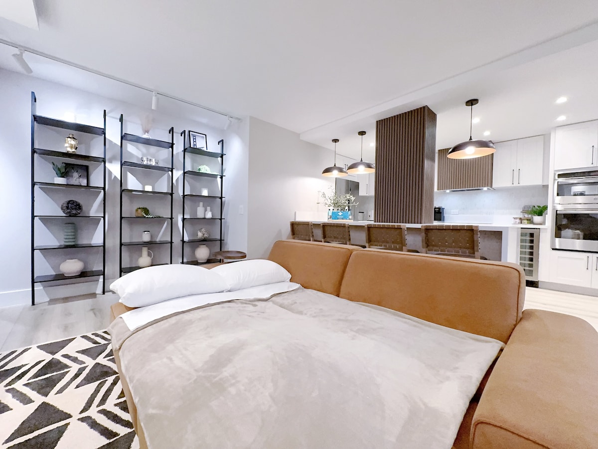 Ultra Modern-Waikiki Beach-Rare 2BR/2BTH/Parking!