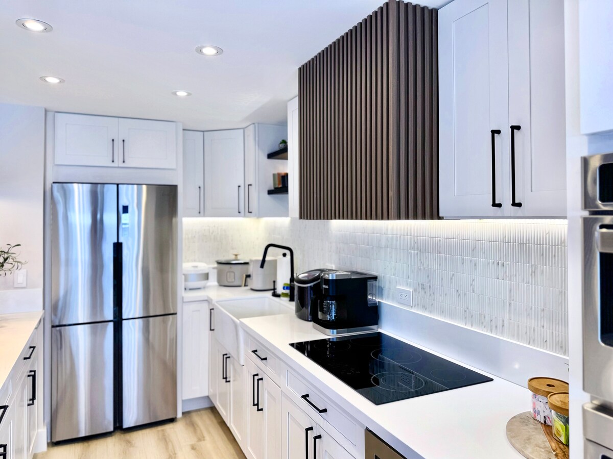 Ultra Modern-Waikiki Beach-Rare 2BR/2BTH/Parking!