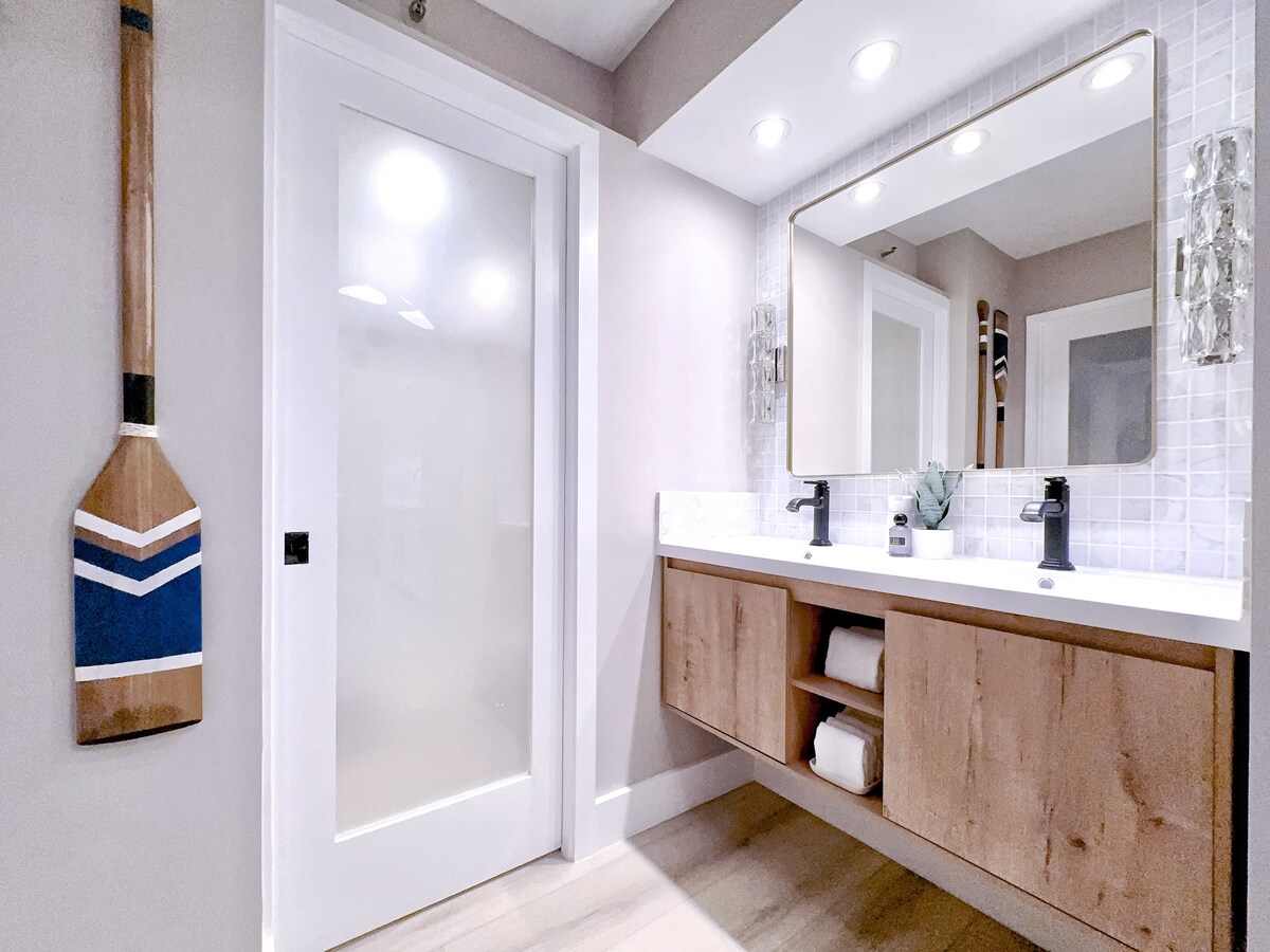 34th-High FL Mountain View Upscale 1BR w/Parking~