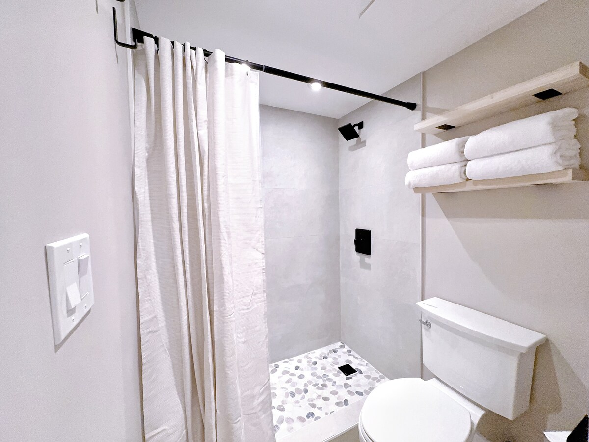 34th-High FL Mountain View Upscale 1BR w/Parking~