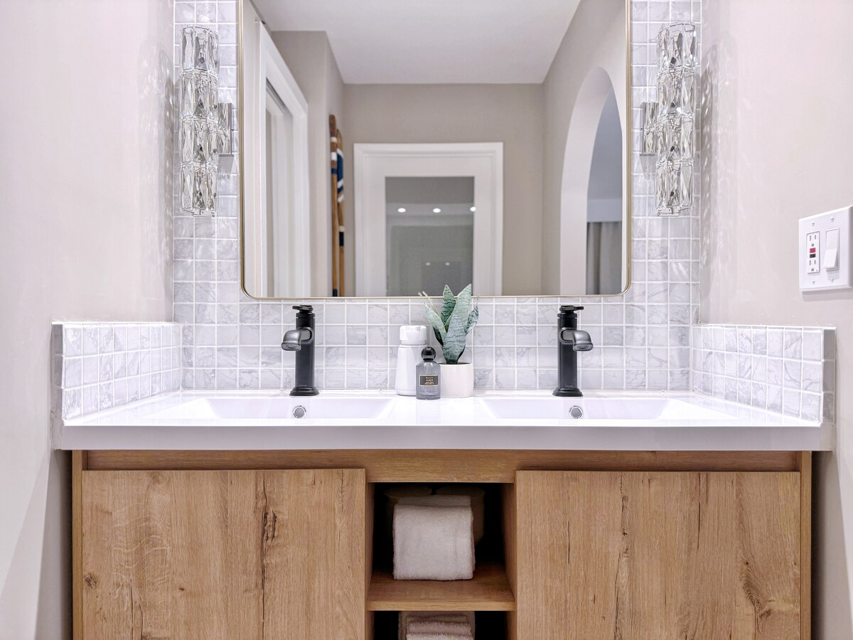 34th-High FL Mountain View Upscale 1BR w/Parking~