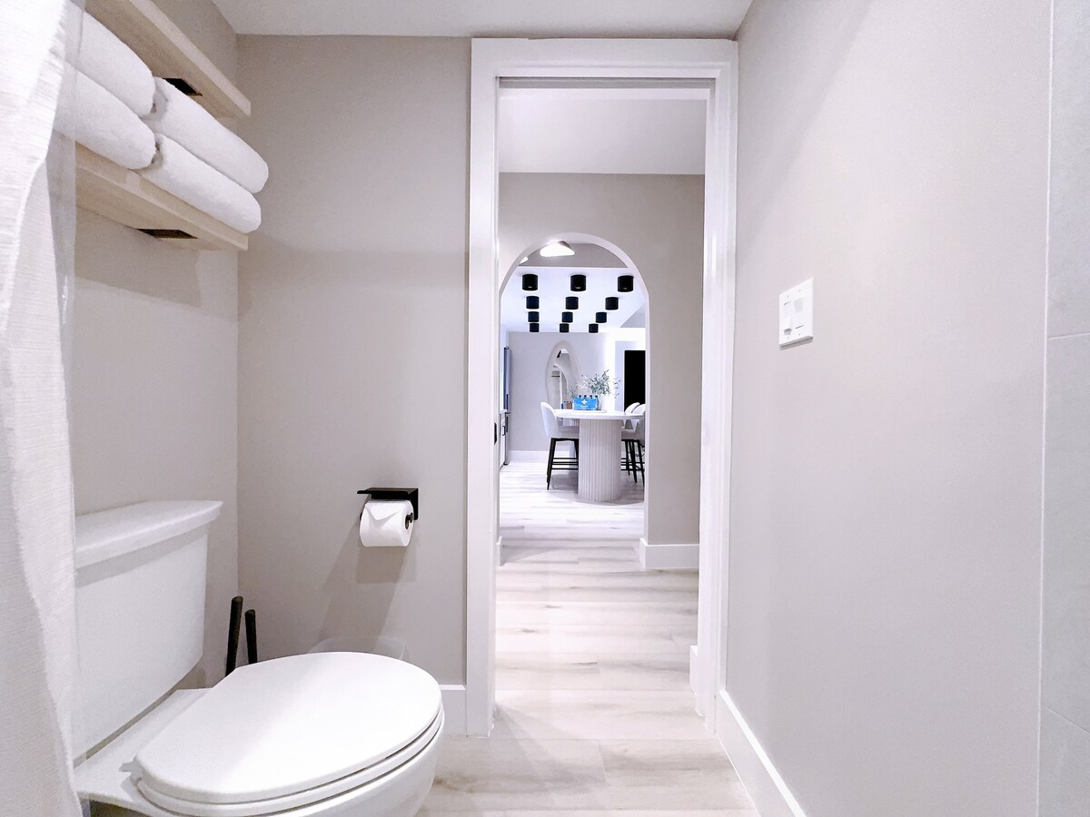 34th-High FL Mountain View Upscale 1BR w/Parking~