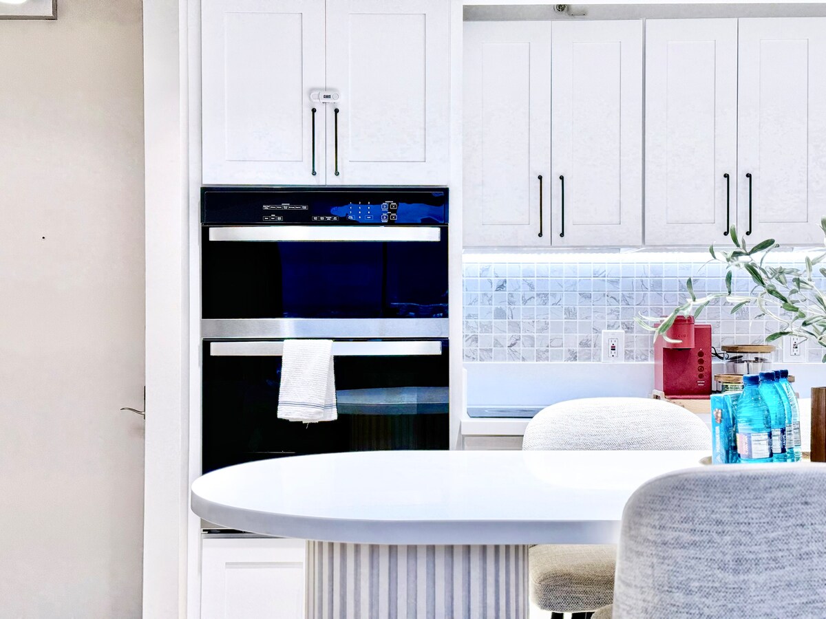 34th-High FL Mountain View Upscale 1BR w/Parking~