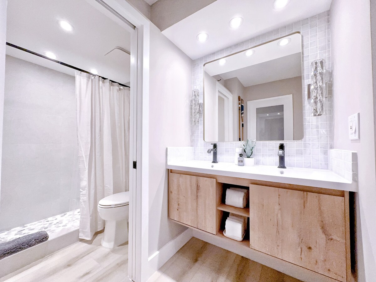 34th-High FL Mountain View Upscale 1BR w/Parking~
