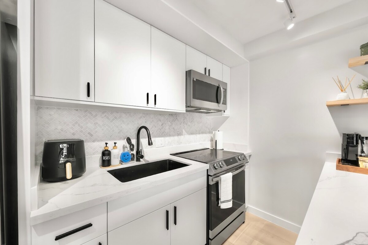 15F-Beautiful Escape-1BR Condo-w/Parking|Pool|Gym