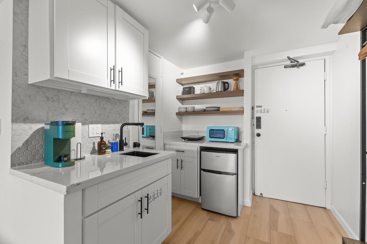 24F-Stunning Studio/Partial Ocean View-Waikiki