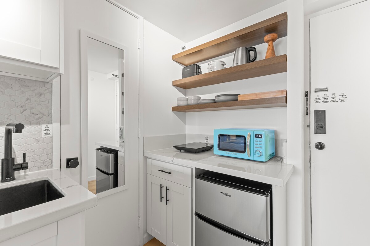 24F-Stunning Studio/Partial Ocean View-Waikiki