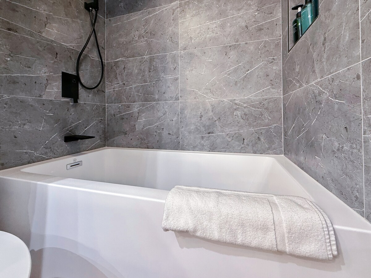 22FL-Upscale Fully Renovated-1BR-Waikiki!