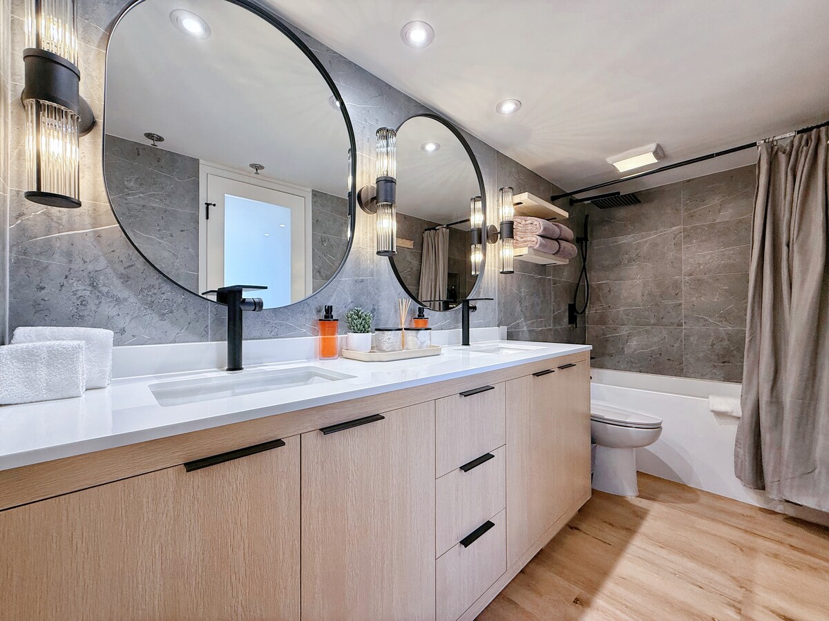 22FL-Upscale Fully Renovated-1BR-Waikiki!