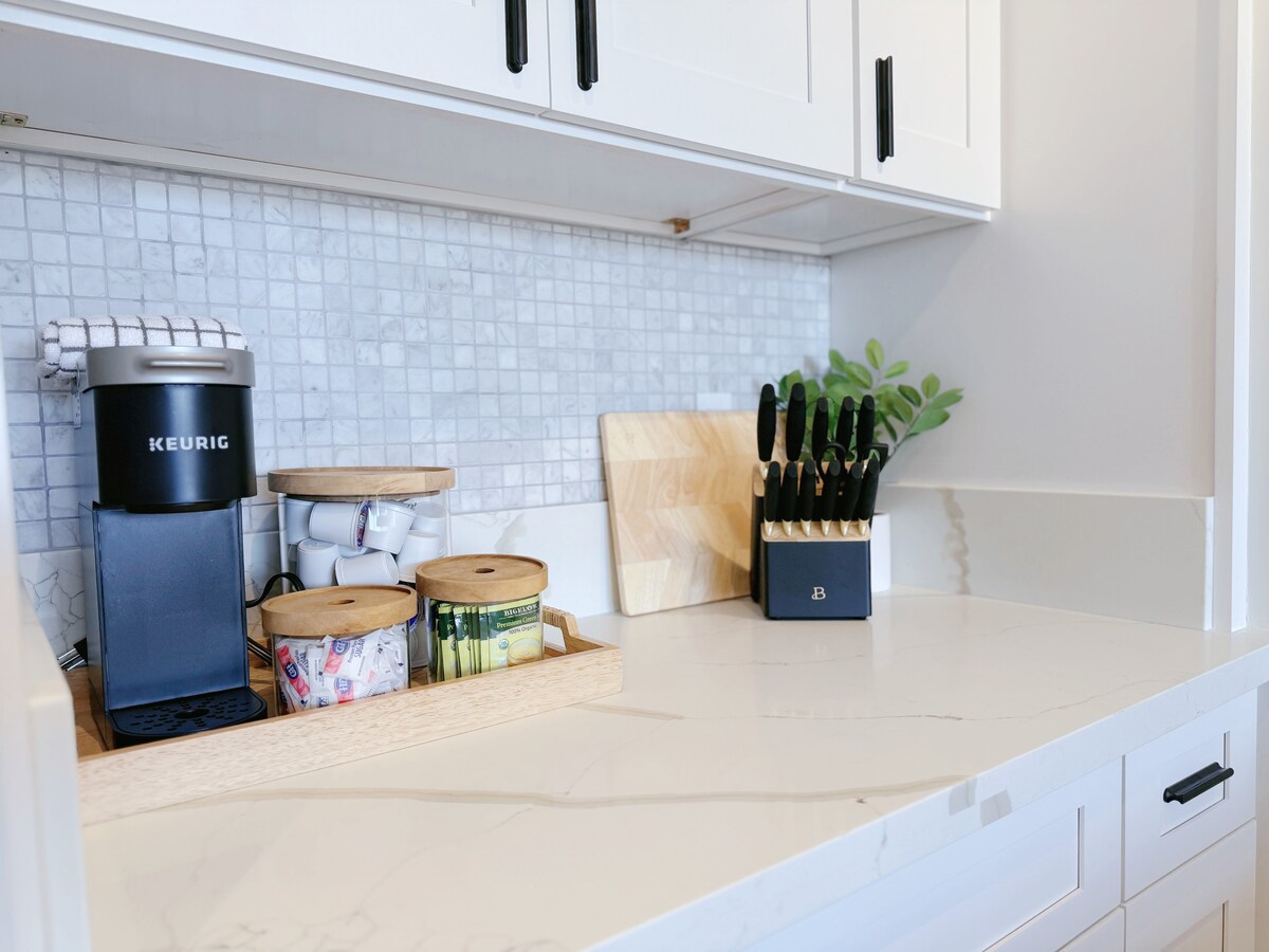 22FL-Upscale Fully Renovated-1BR-Waikiki!