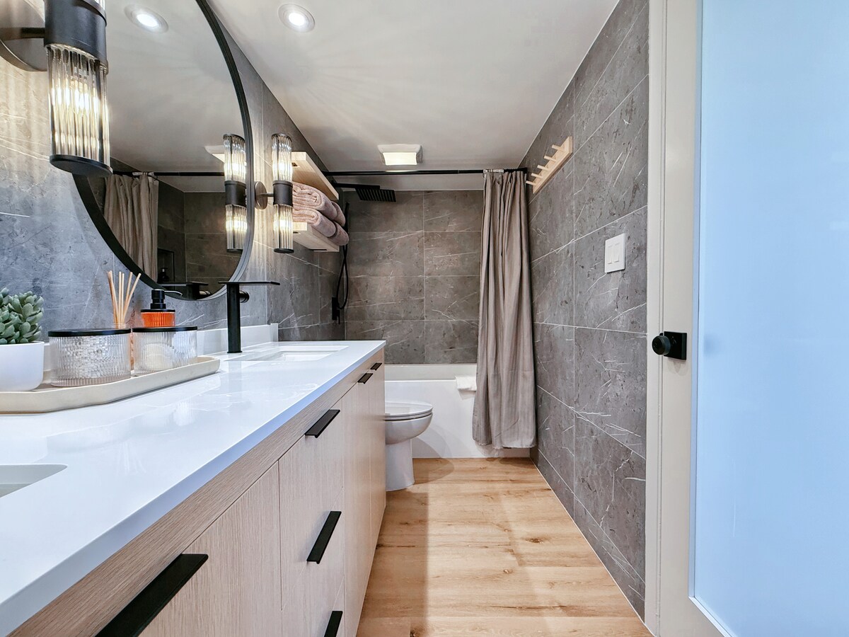 22FL-Upscale Fully Renovated-1BR-Waikiki!