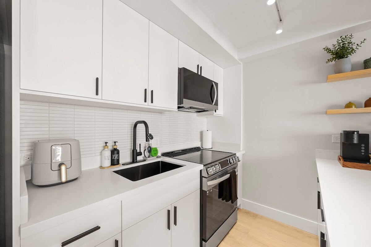 12F-Upscale Tropical 1BR-Waikiki Condo w/Parking!