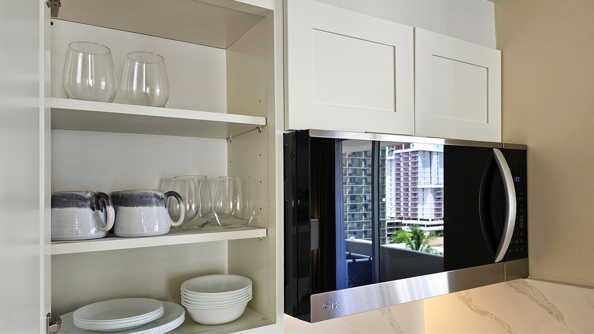 New! Gorgeous Boutique King Studio w/Parking~