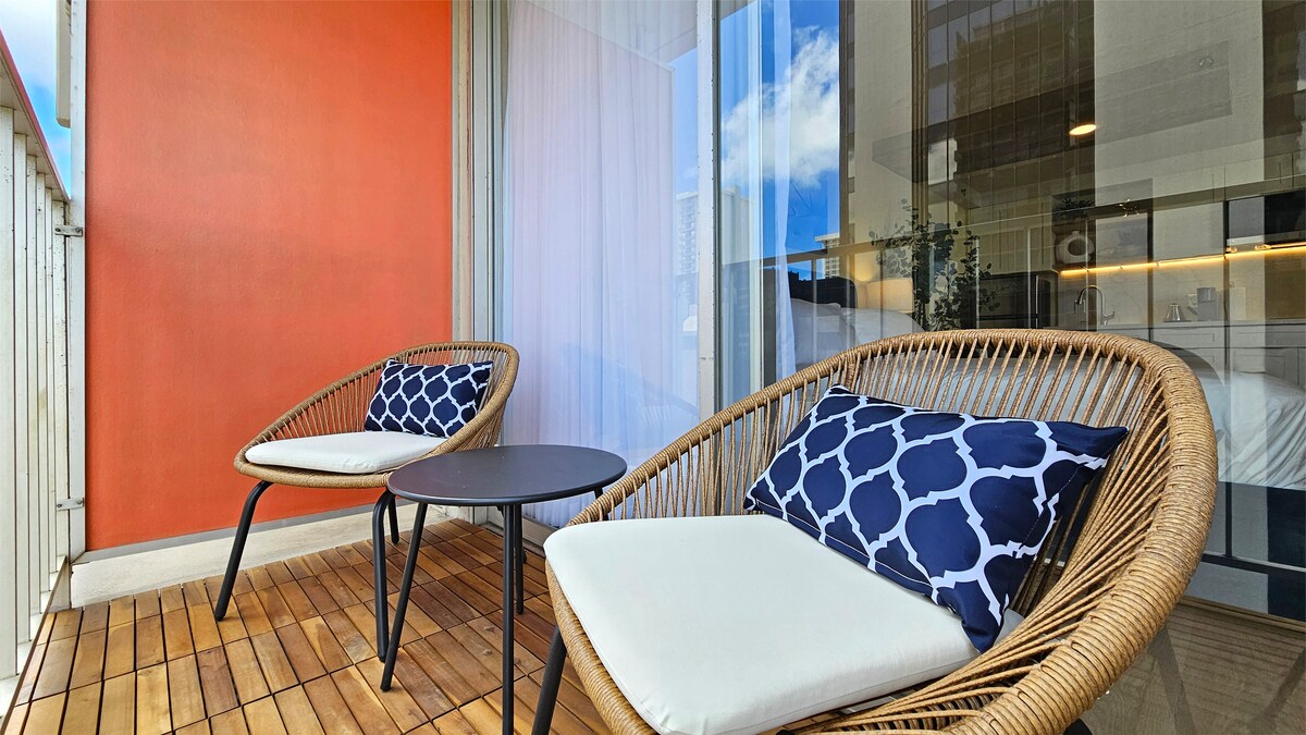 New! Gorgeous Boutique King Studio w/Parking~