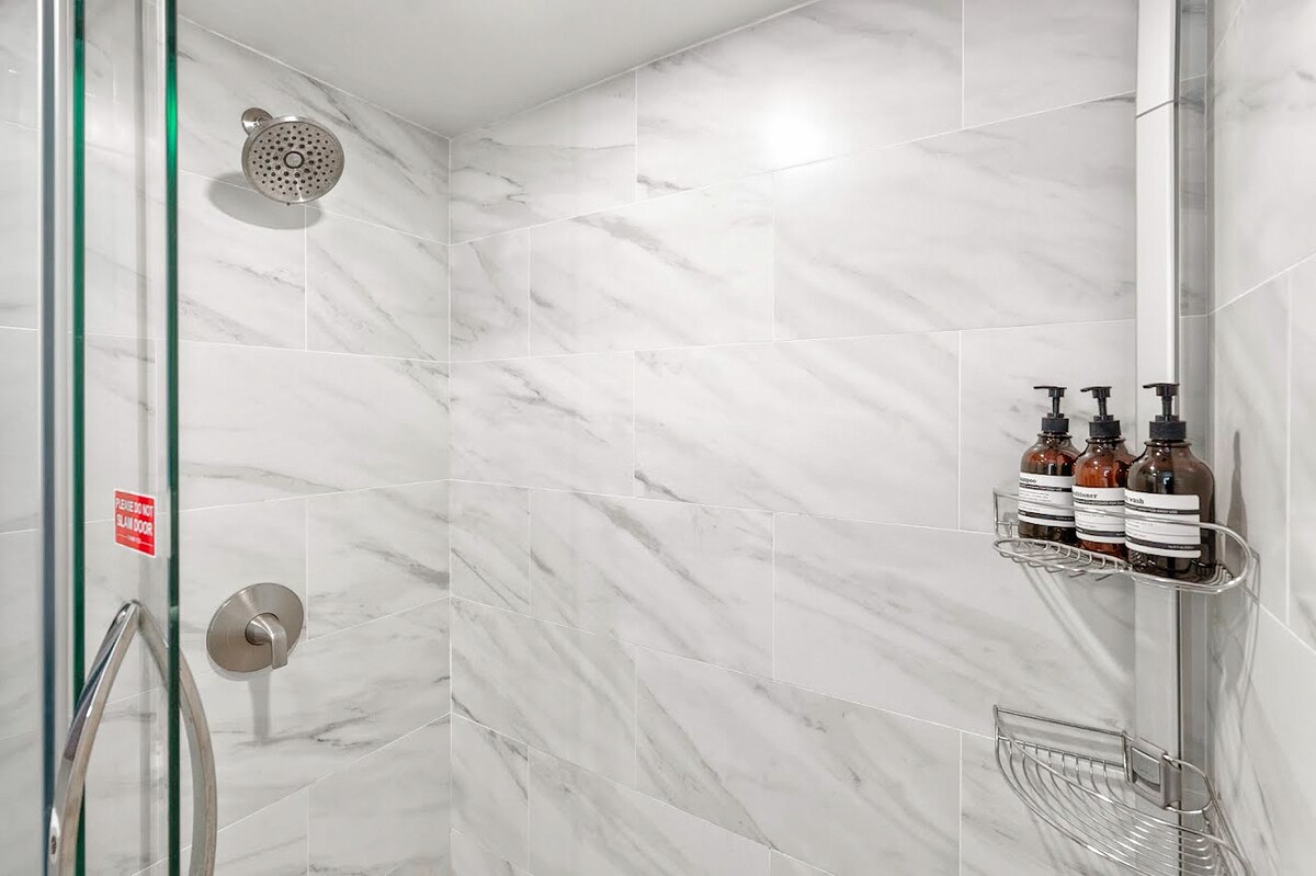 New! Gorgeous Boutique King Studio w/Parking~