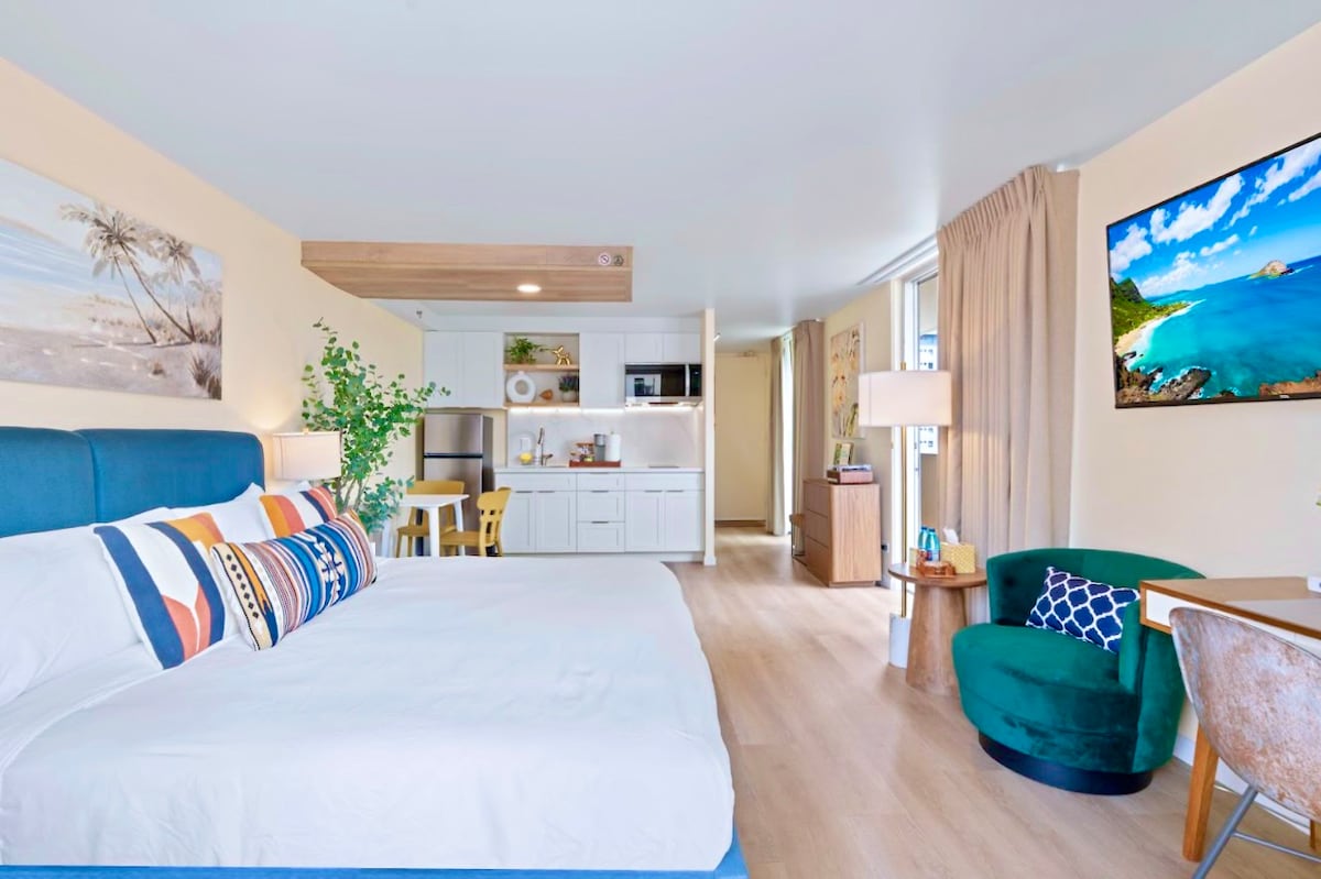 New! Gorgeous Boutique King Studio w/Parking~