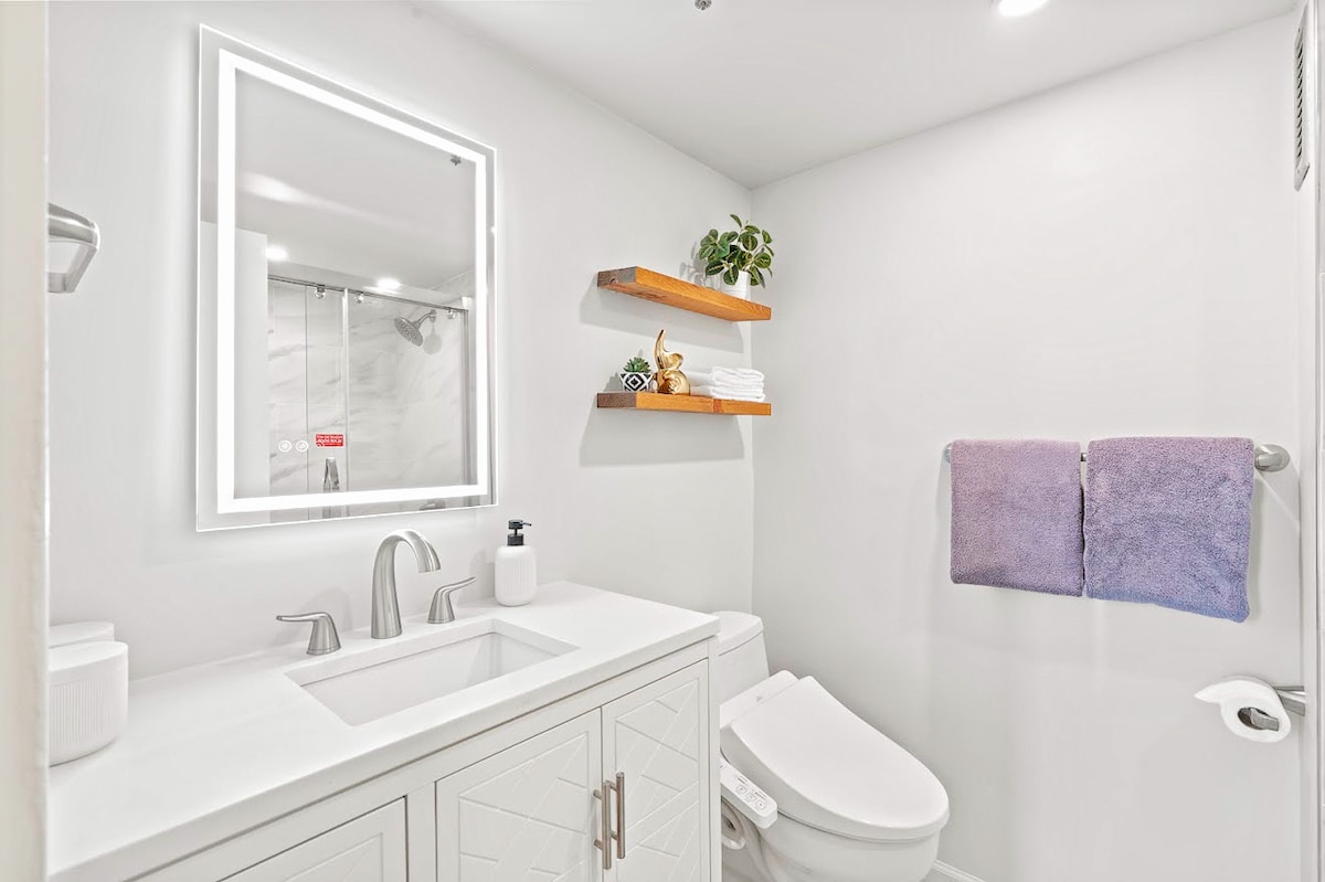 New! Gorgeous Boutique King Studio w/Parking~
