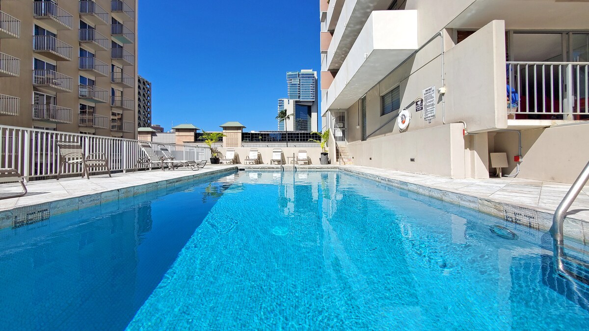 New! Gorgeous Boutique King Studio w/Parking~