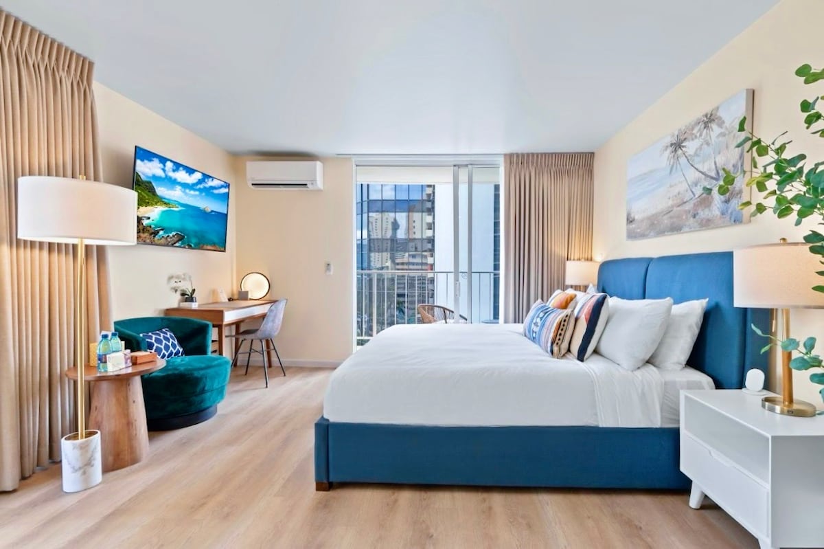 New! Gorgeous Boutique King Studio w/Parking~