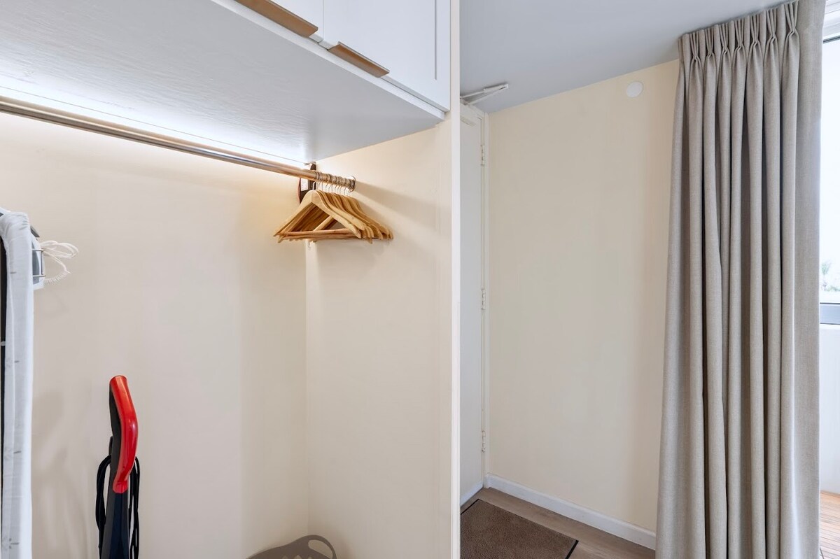 New! Gorgeous Boutique King Studio w/Parking~