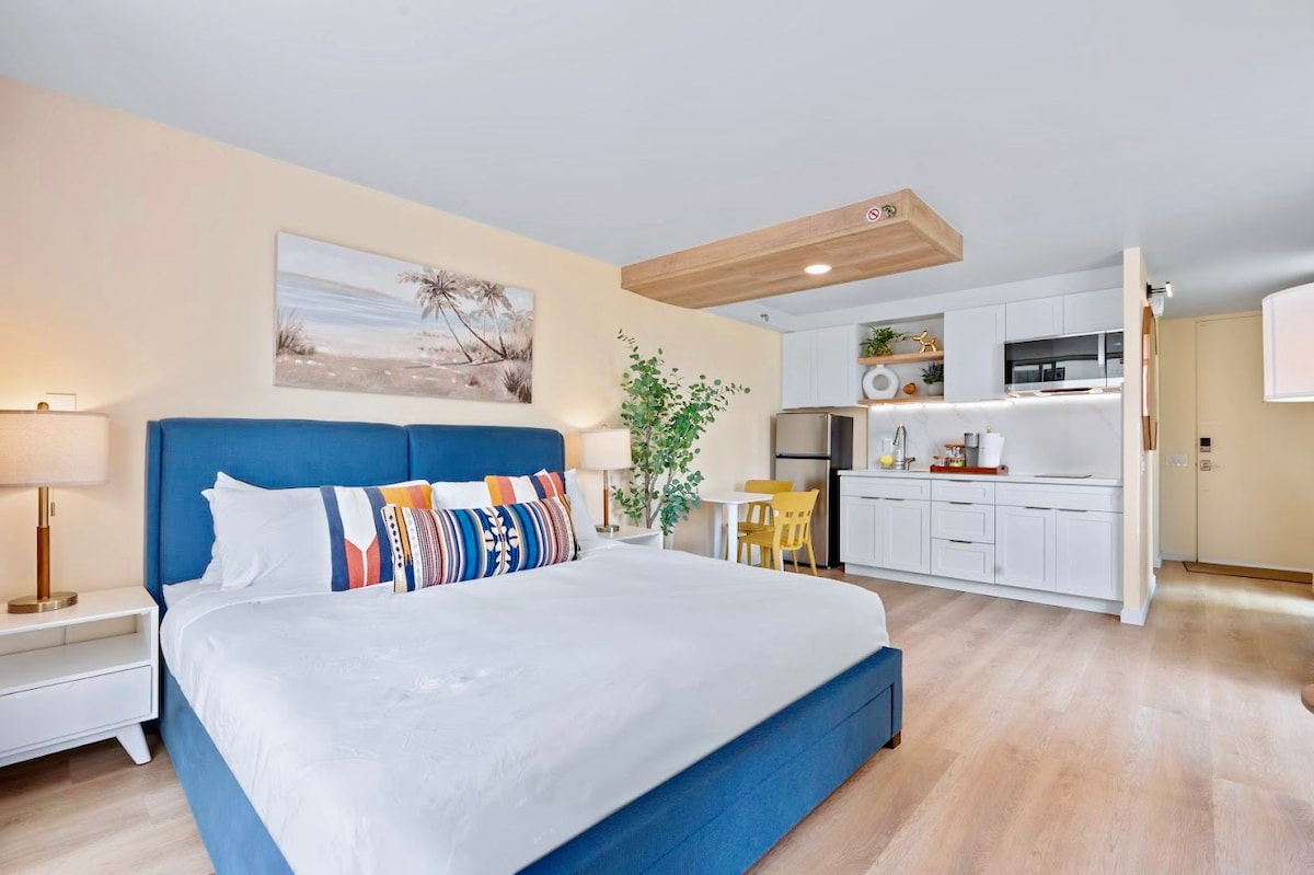 New! Gorgeous Boutique King Studio w/Parking~