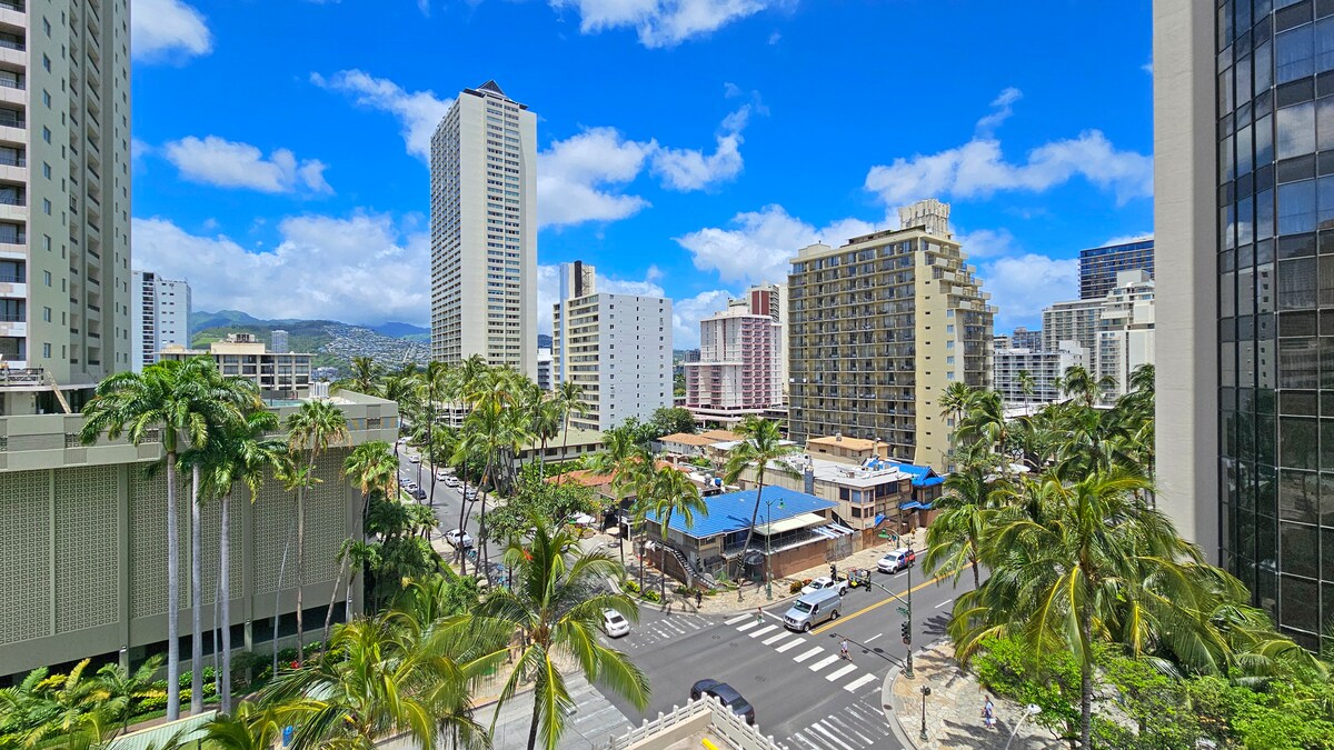 New! Gorgeous Boutique King Studio w/Parking~
