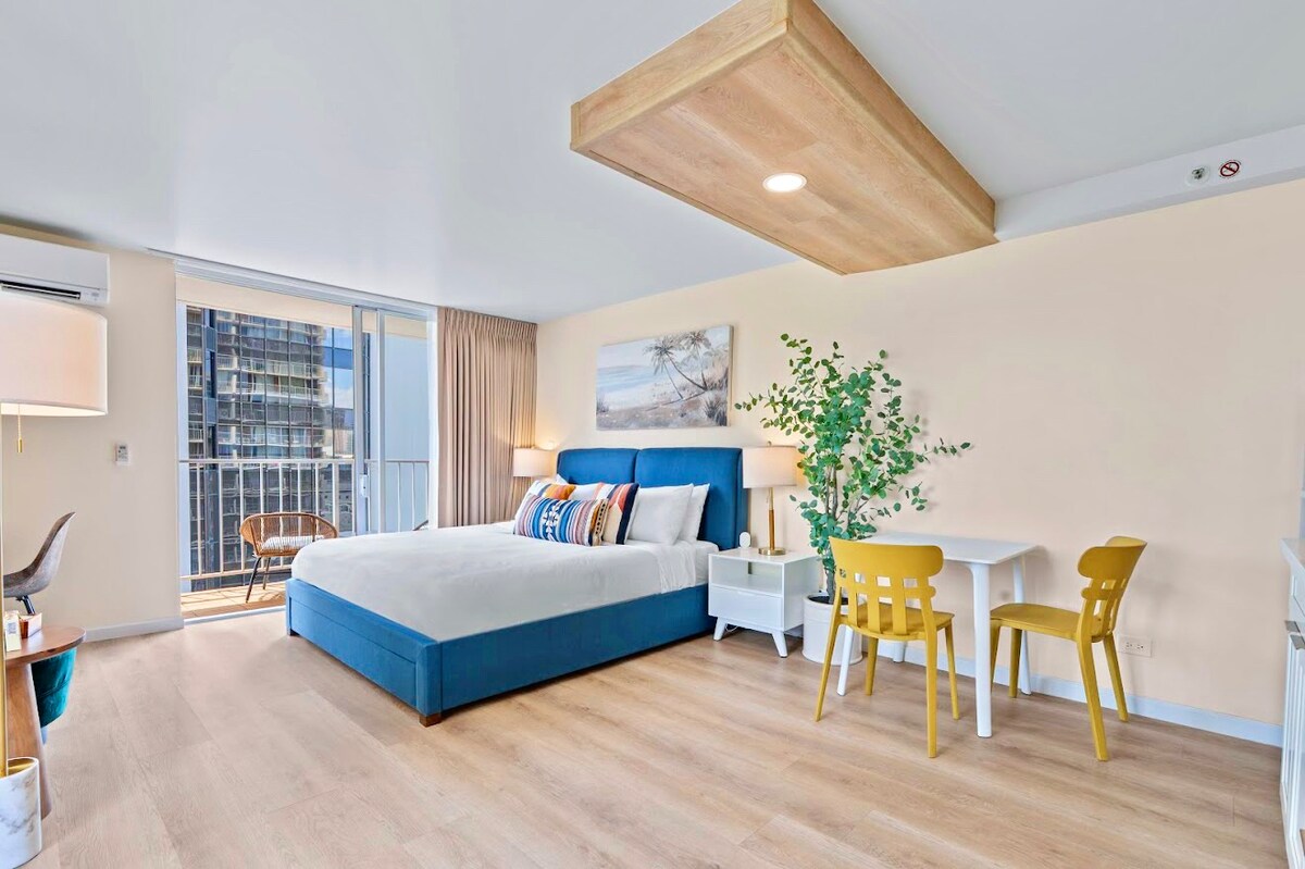 New! Gorgeous Boutique King Studio w/Parking~